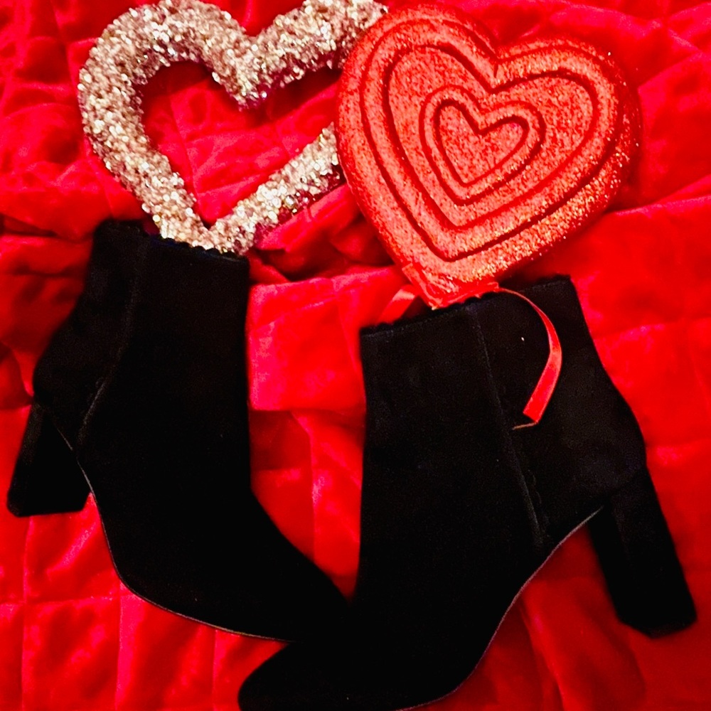 Beautiful Black Suede Ann Taylor Booties! Size 9.5 - Scalloped design details❤️